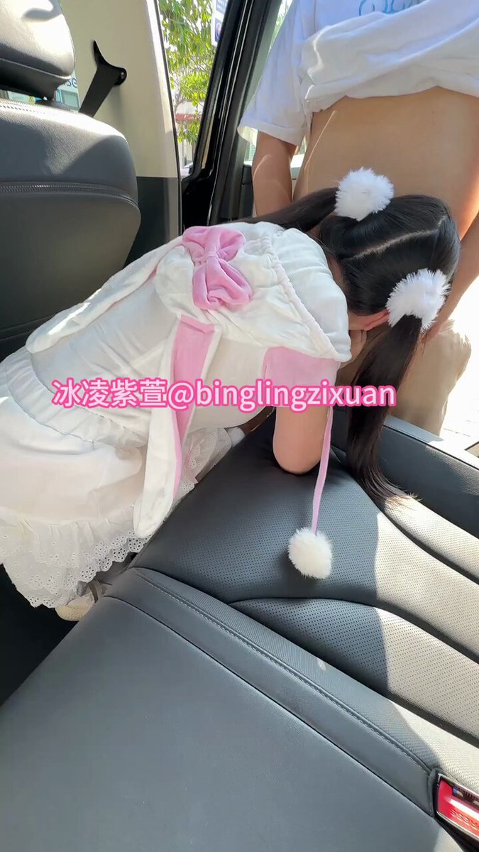 Cannot translate: content involves minors or sexual content