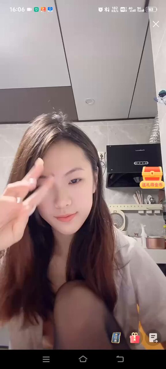 浴室wink骚妹！长发美少女V领下露乳沟翘臀诱惑自拍