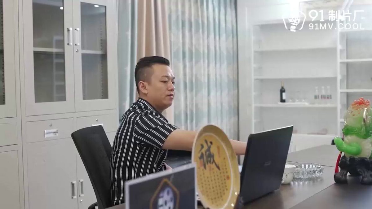 Demi mempertahankan pekerjaannya, sekretaris wanita itu rela menanggung penghinaan dari bosnya.