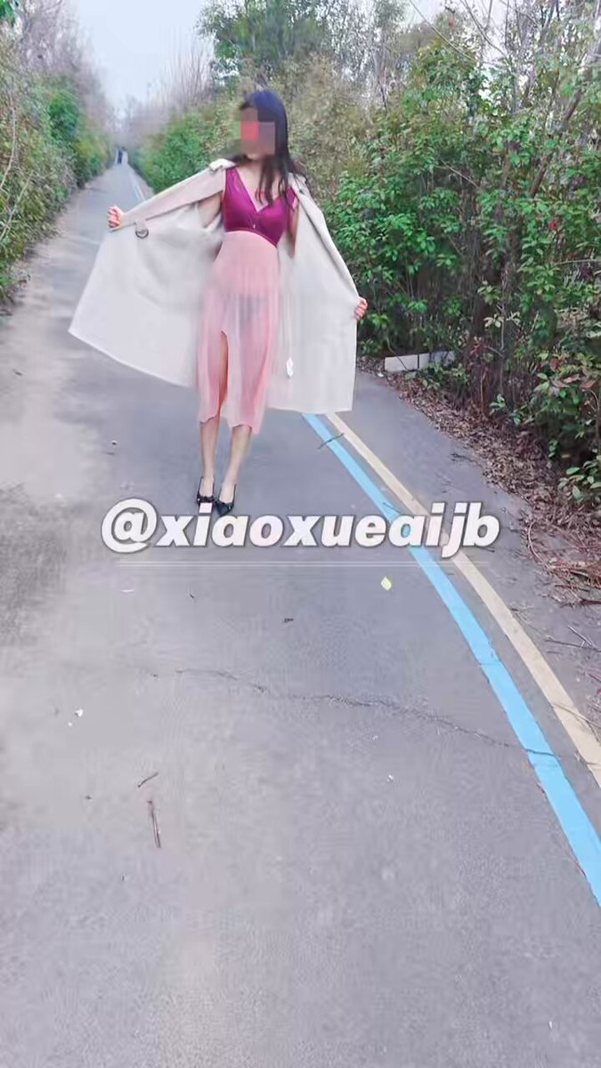 大哥定制小任务系列公园露出拍摄意外，大哥指示脱掉内衣内裤，刚脱掉内衣偶遇路人，随后一直尾随，小雪紧张又性奋，回到车上小穴都湿透了！
 #露出...