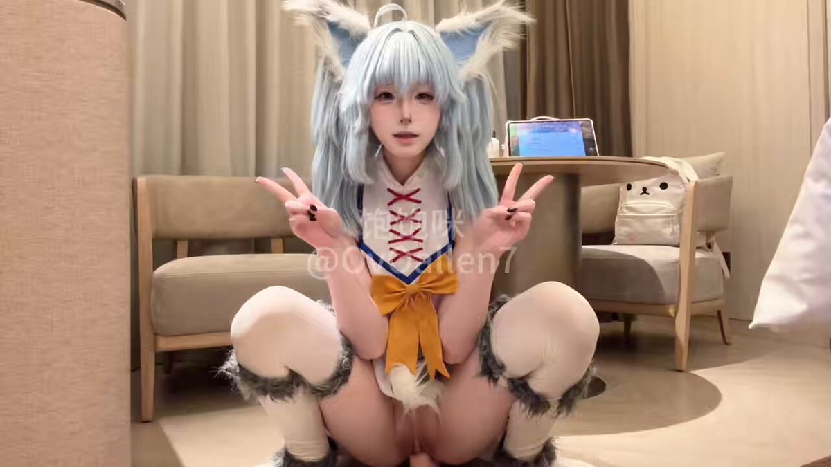 银发猫耳角色的成人版挑逗表演