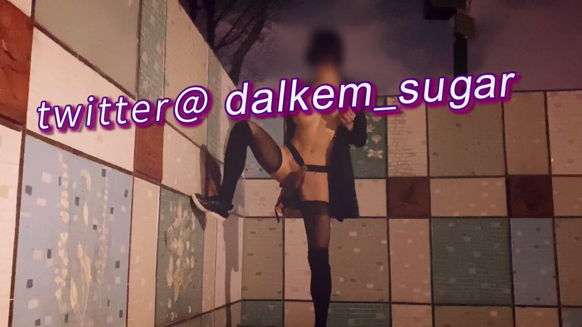 Horny woman in stockings raises her legs to expose her pussy and gets pounded! Fierce corner thrusts make her squirt in orgasm