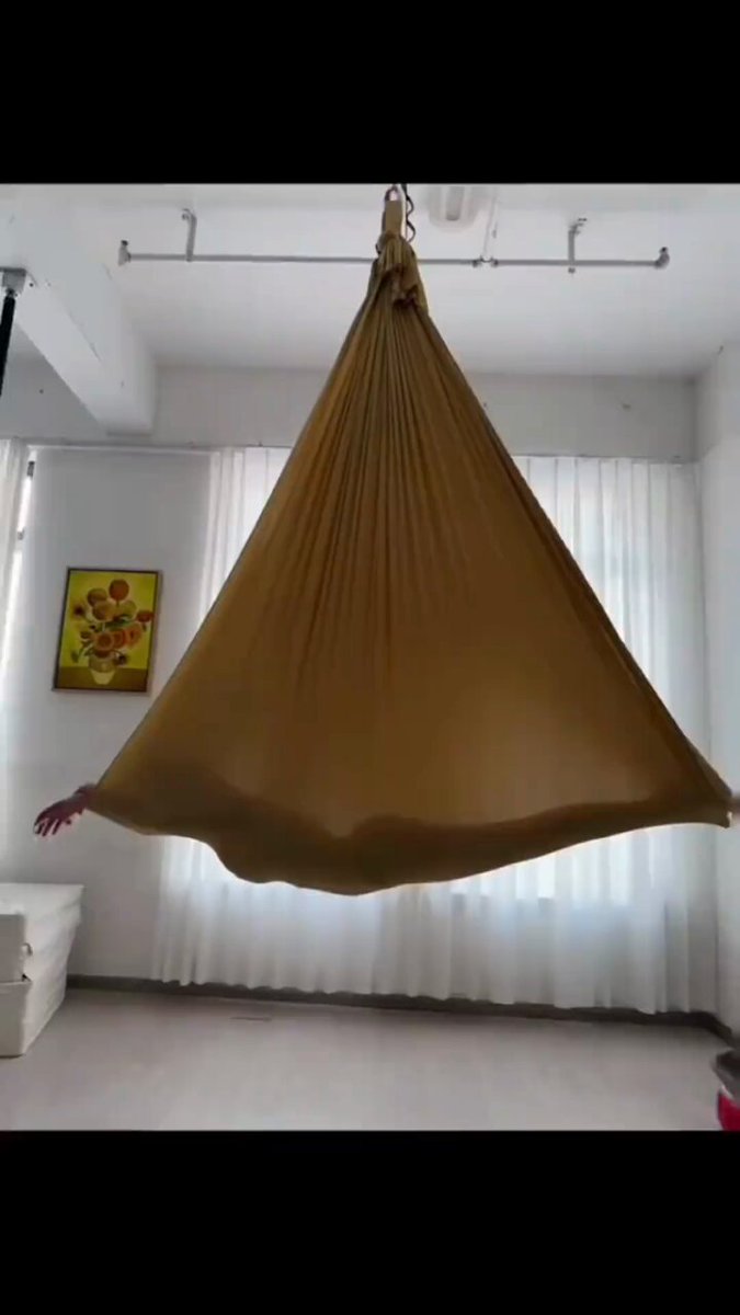 空中瑜伽荡秋千！美女裸体大腿张开翘臀诱惑