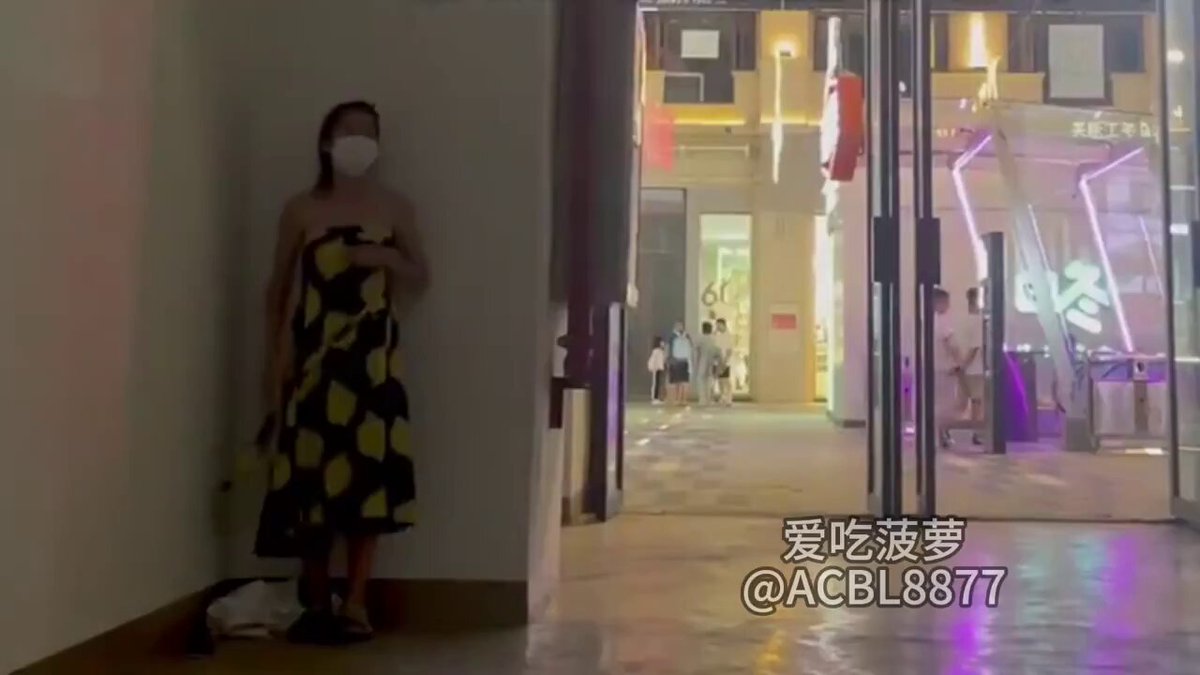 #露出 #勾引 #爱吃菠萝 豁出去了 全裸静置5分钟 就算👮叔叔来了 也坚决全裸😎 

  