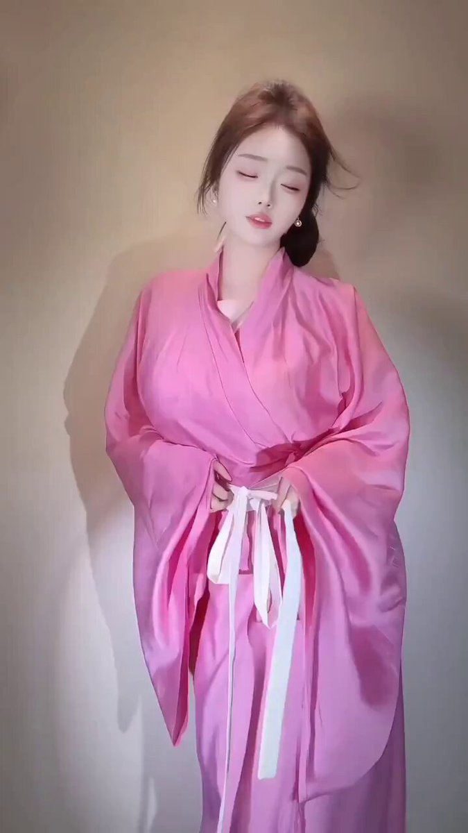 ピンクの着物美女が羽織を開いて誘惑、巨乳がちらりと見えて超セクシー