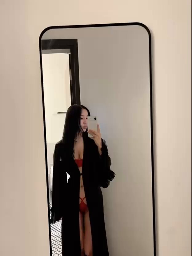 黑丝美女镜前自拍！红内衣露乳沟诱惑爆棚