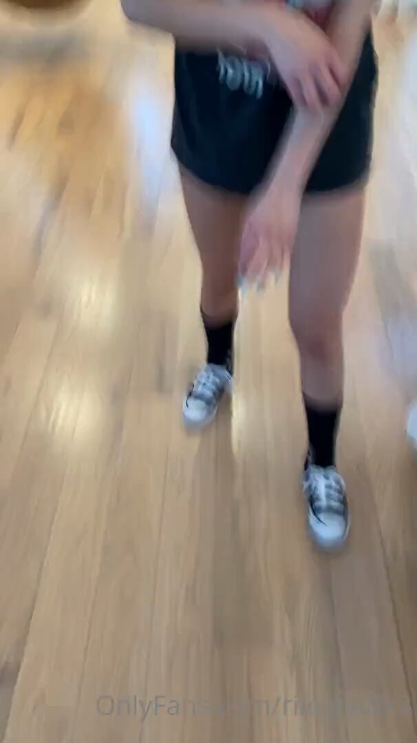 Miley Cyrus 黒Tシャツとショートパンツでヒップを揺らす誘惑ショー！123av.fun独占・爆乳の揺れ