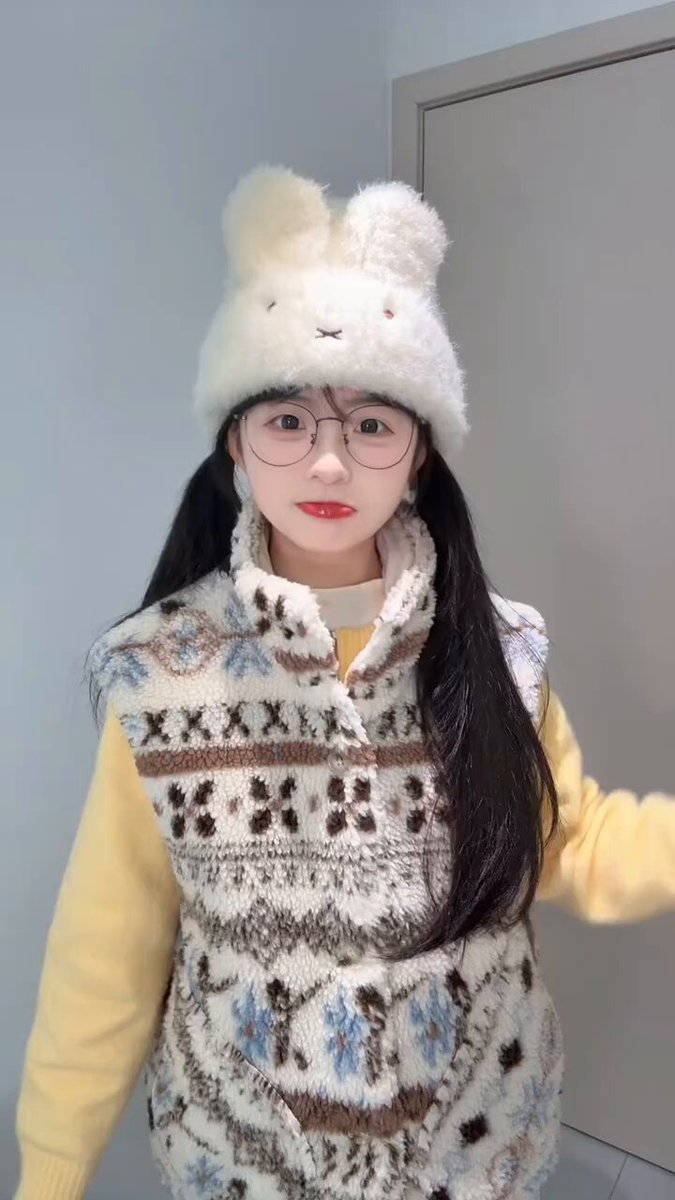 萌兔眼镜妹可爱比耶手势诱惑大秀123av.fun