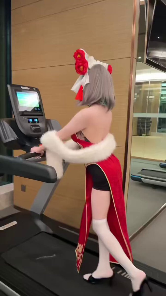 Silver-Haired Catgirl Christmas Cosplay on a Gym Treadmill — Swaying Hips and Bouncing Breasts