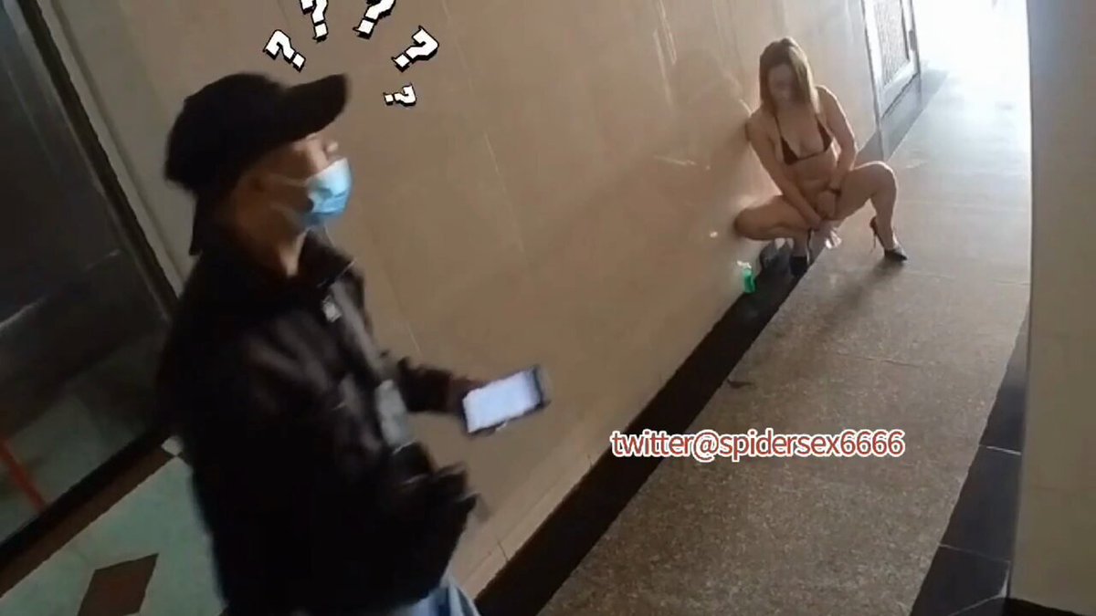 #Pameran# Aku masturbasi sambil pamer di pintu masuk lift~ Saat ketahuan, aku malu-malu menyemprotkan 💦 Aku tidak punya pilihan selain m...