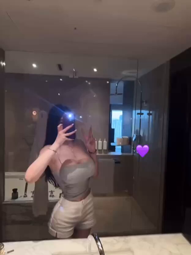 酒店浴室性感自拍！巨乳美女灰色吊带短裤撩人比耶诱惑