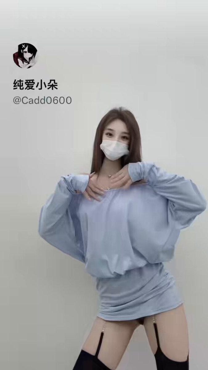 マスク美女が脱いで胸を露出！青いトップス、股開きの黒スト＆誘惑のヒップ