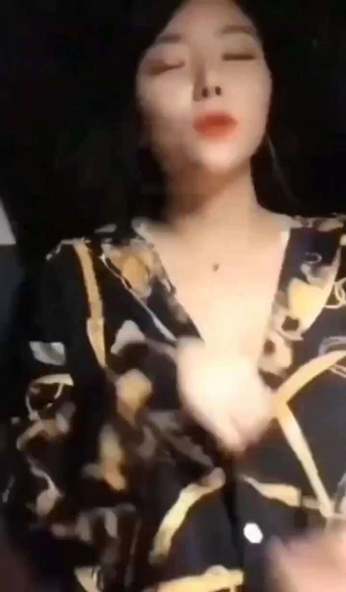 “我好热啊,可以解颗扣子嘛,里面有穿衣服的”
“长这么漂亮干嘛呀,你别勾引我”
大胸美女深夜坐滴滴勾引司机小哥,司机开始还说别勾引,结果沉不住...