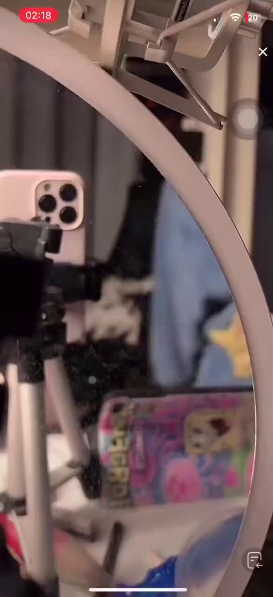 青いセーターの女の子がライブ配信で挑発！指でスマホスタンドをいじり、バスローブの下で胸元が露出、誘惑があふれ出す