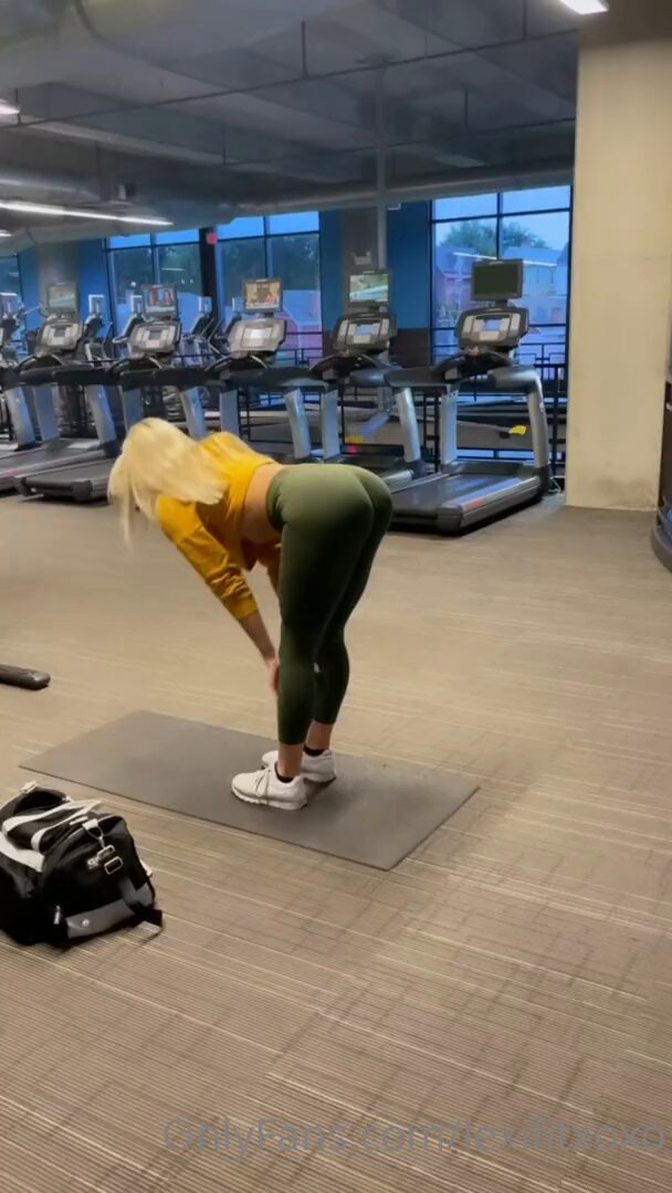 Blonde Fit Babe in Yoga Pants Shakes Her Perky Butt Wildly — Seductive Gym Bends and Floor Touches