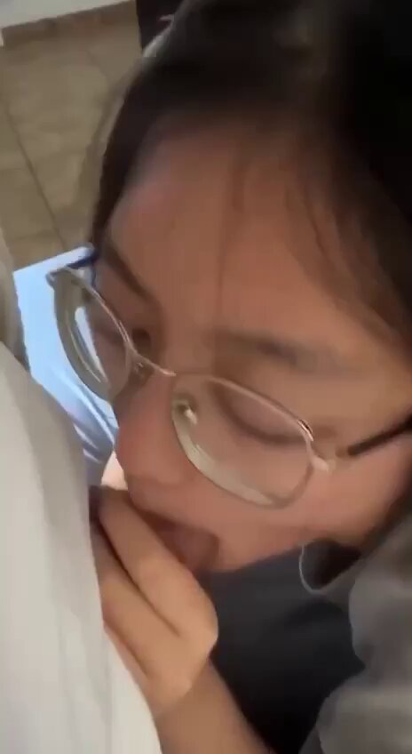 都说老师带着眼镜很知性,其实这也只是大家的一贯印象…
其实带着眼镜的老师,往往有更压抑的性想释放,而认真吃肉棒的时候,显得更加的有魅力…吞...