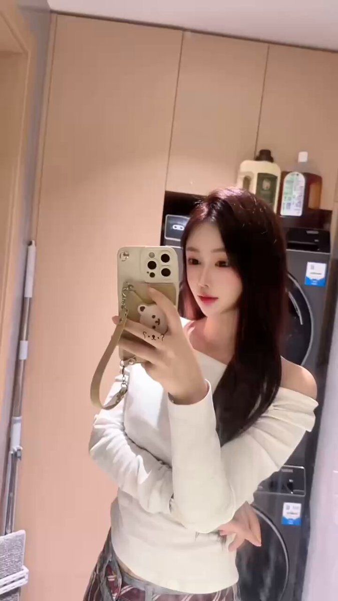 #Shanghái • Nacida en 2002 • Altura: 172 cm • Copa D+ • Rasgos exquisitos, pura y dulce, moderna y elegante, piel clara • Busto natural, ...