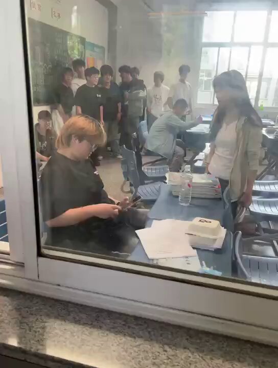 教室偷窥辣妹阿姨大奶学生群交趴体！