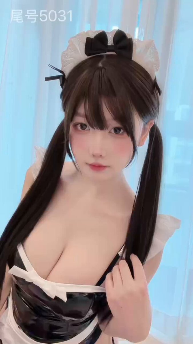 黑发双马尾女仆爆乳诱惑 深V乳沟直击人心