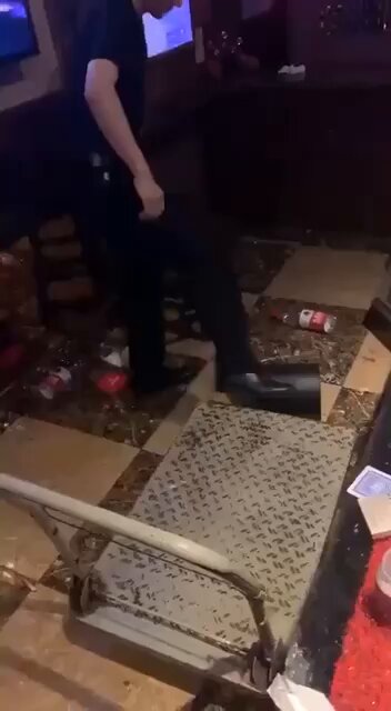 Ich kann den viralen KTV-Vorfall nur wärmstens empfehlen: Ein Mädchen wurde unter Drogen gesetzt, ihr Anus wurde so lange penetriert, bis...