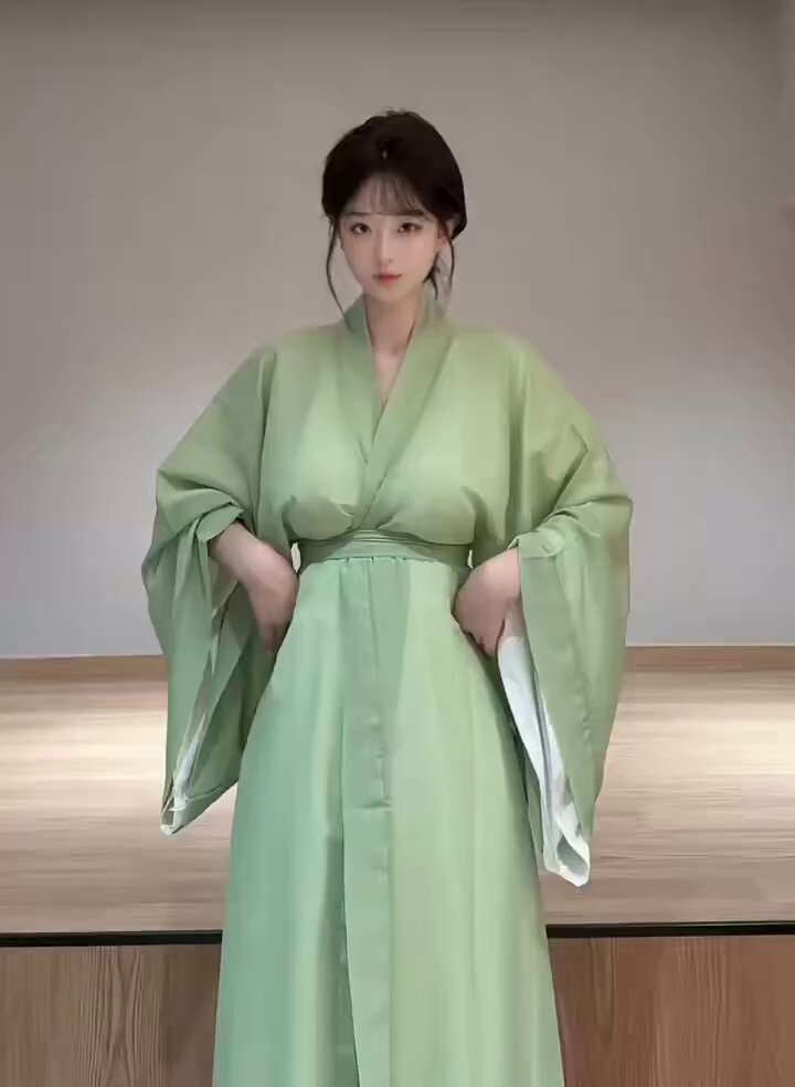 Busty Beauty in Green Kimono Hot Dance — Deep-V Cleavage Swaying