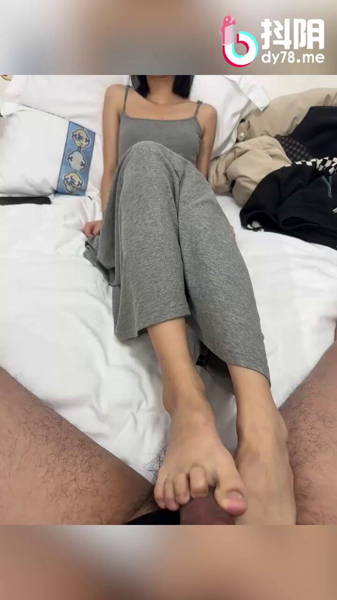 Innocent short-haired girl plays with a big cock on the bed! Foot-stomps and hand-jacks to a massive cumshot