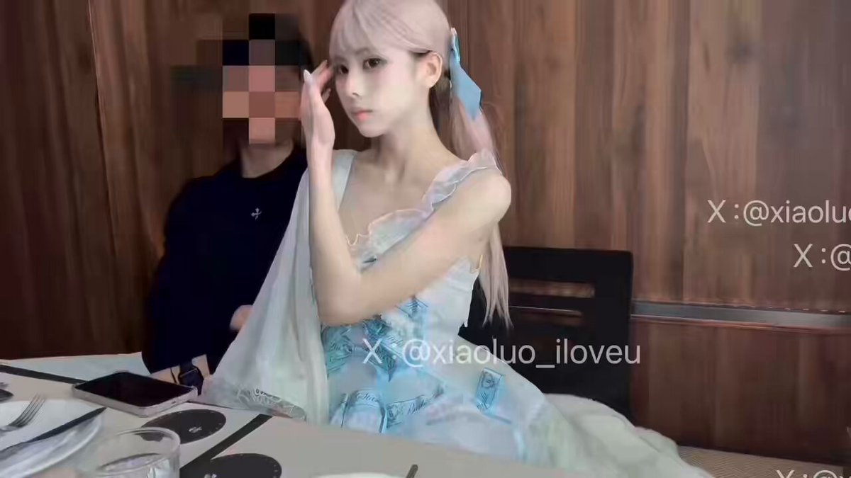 粉毛萝莉桌下玩穴自慰高潮喷水