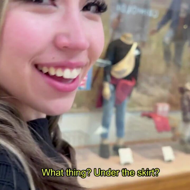 超短黑裙辣妹商场勾引！手指抠穴自慰高潮狂喷水