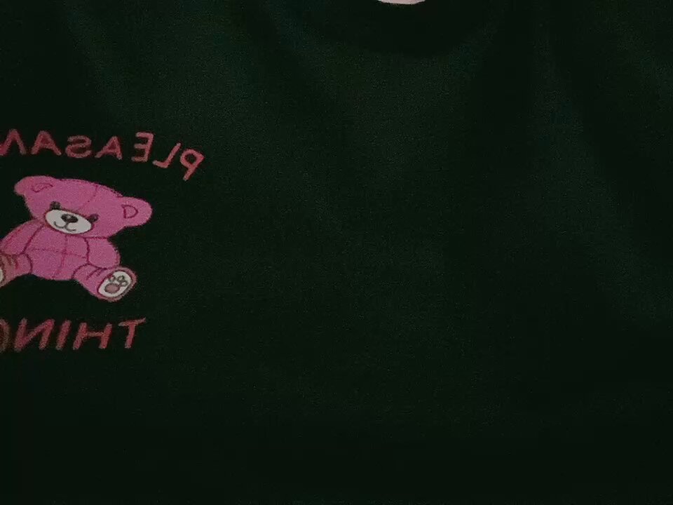 巨乳快递妹Play Nothing熊T恤下露翘臀诱惑