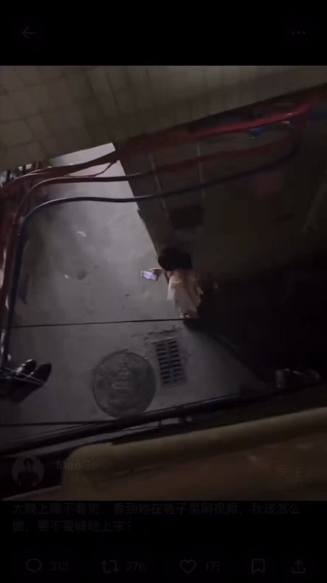 天台偷窥！黑发美女掉手机弯腰露乳沟大秀香肩诱惑