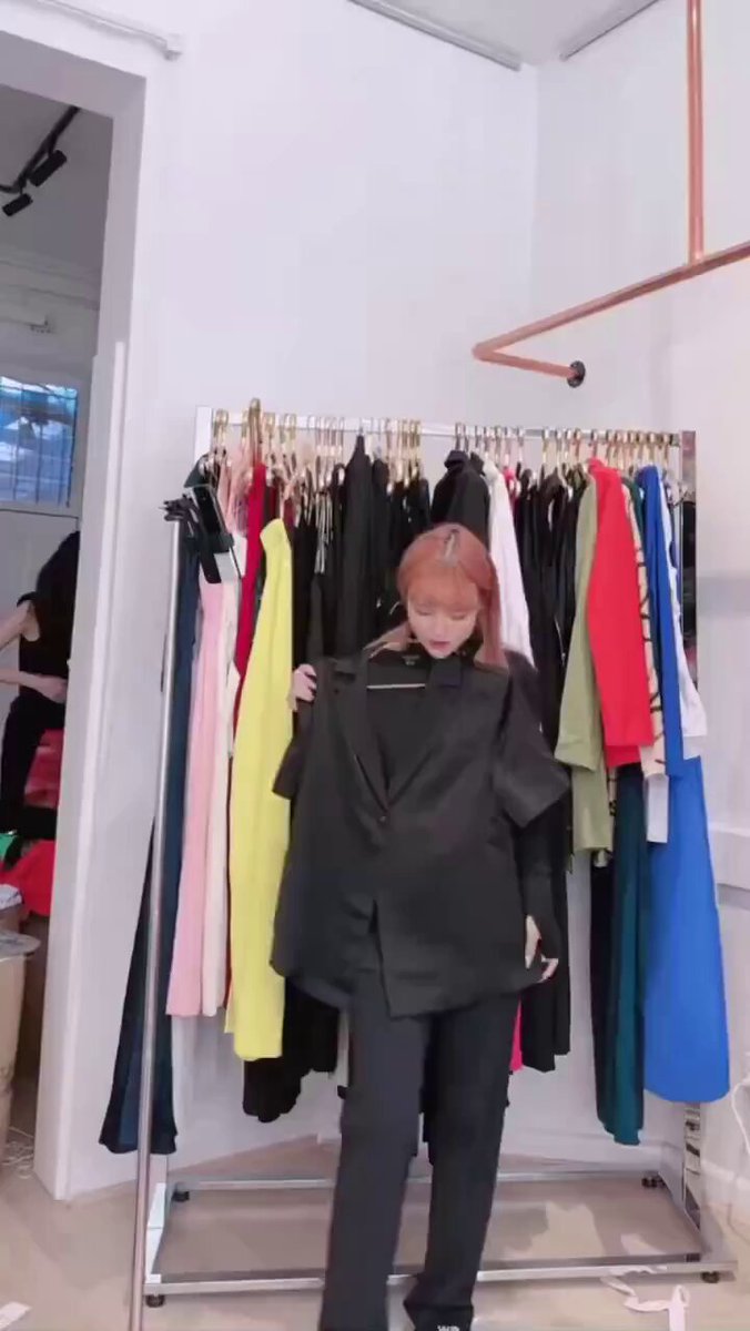 赤毛の美女の試着室でのヒップ誘惑　タイトパンツが完璧な曲線を描く