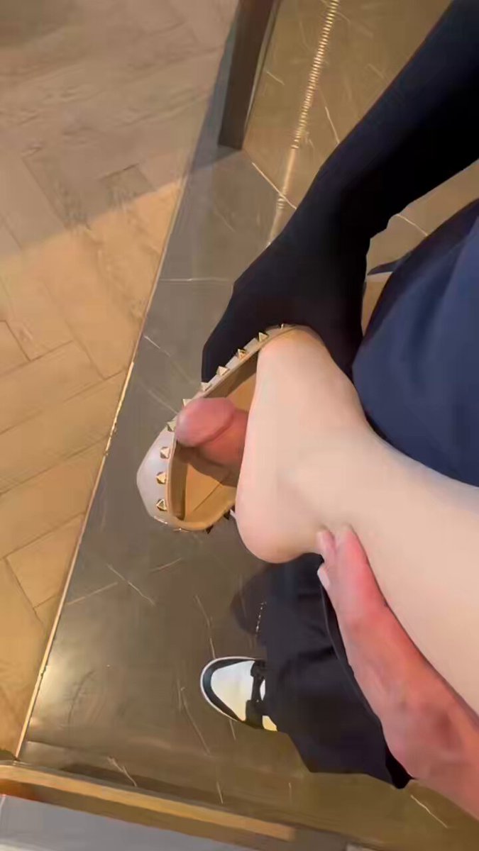 丝袜美女高跟足交狂欢！鸡巴夹脚心射爆精液