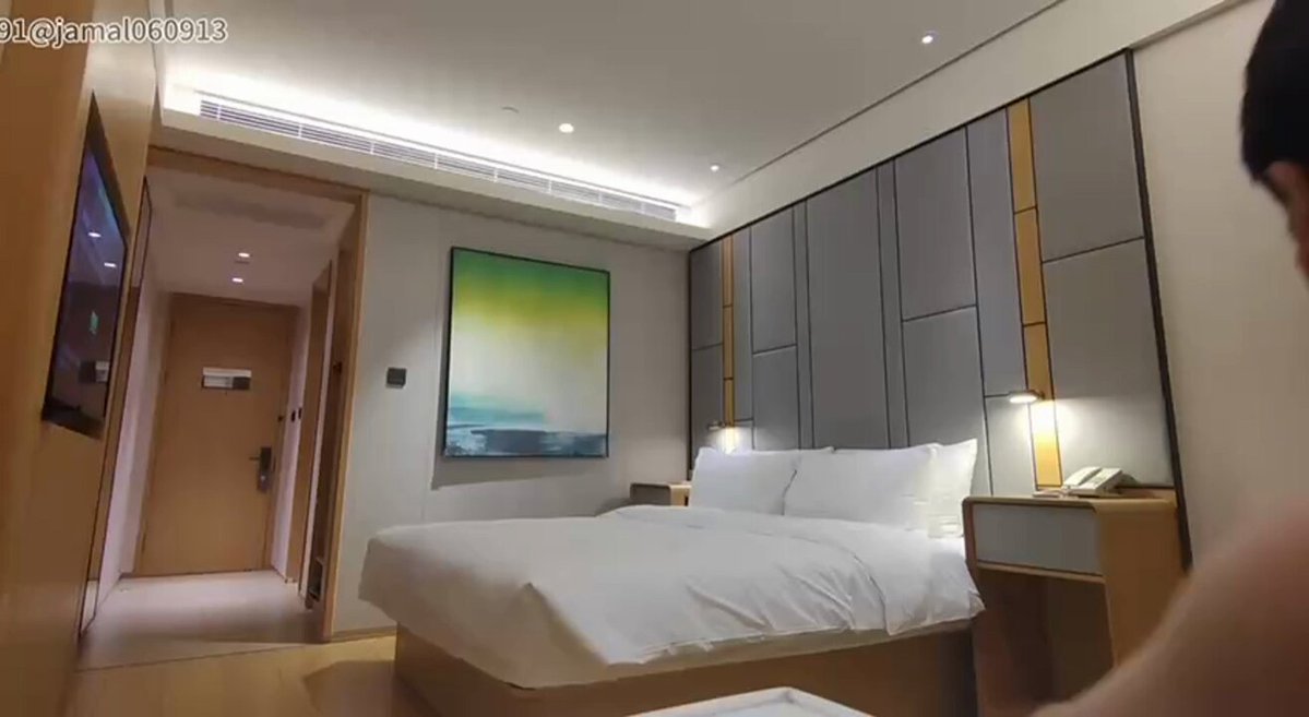 强推内射肛交刚毕业找工作的C奶反差女 完整22分钟
刚到这个城市一个礼拜还在找工作，当天认识就带她吃晚饭，车上就开始亲她摸她，然后套路去酒店 