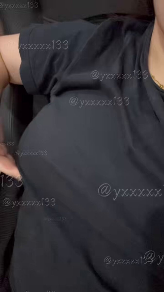 黒い服の爆乳美女が自分で胸を揉む超誘惑！123av.fun独占