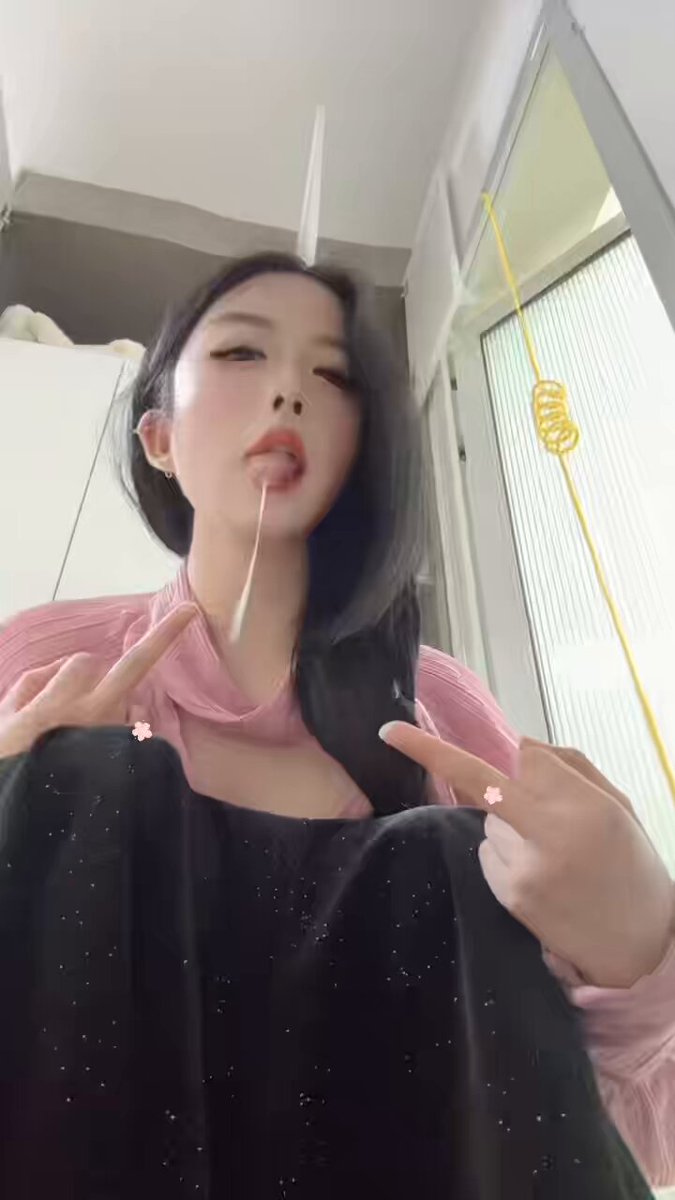 傻逼滚起来给妈妈接浓痰！你个死垃圾桶，狗废物JB，一辈子就是被女人羞辱侮辱的，看着你妈一口接一口的浓痰吐地上，兴奋不，吐地上都不吐你们嘴里...