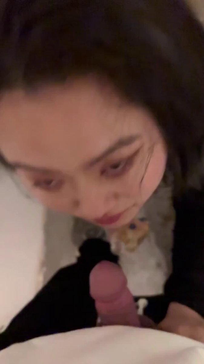 黑丝美女跪舔巨屌！厕所POV口爆狂射满嘴