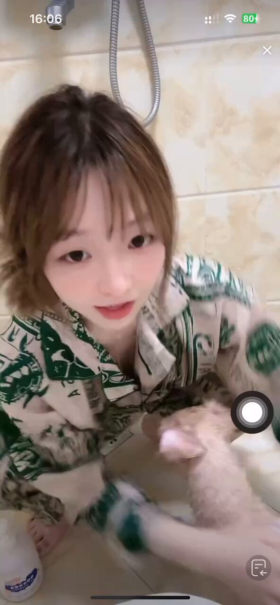 我看小狗得天天洗澡才行 