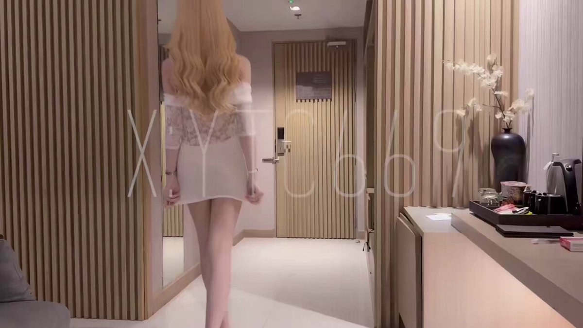 精緻的像洋娃娃一樣，在鏡子面前滿眼只有對自己的欣賞 