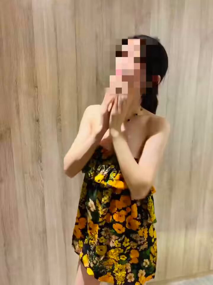 Nhiếp ảnh gia của tôi tên là anh Sha. Thực ra, khi tôi chụp đồ lót và đồ ngủ vài năm trước, một số loại vải khá mỏng, và dưới ánh sáng mạ...