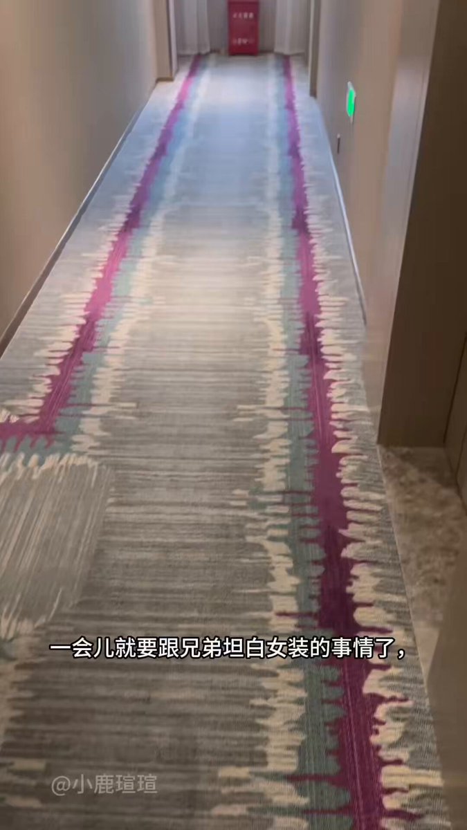 Przygoda małego chłopca w trybie offline (część 2): Mały chłopiec początkowo chciał wyznać bratu, że się przebiera, ale niespodziewanie o...