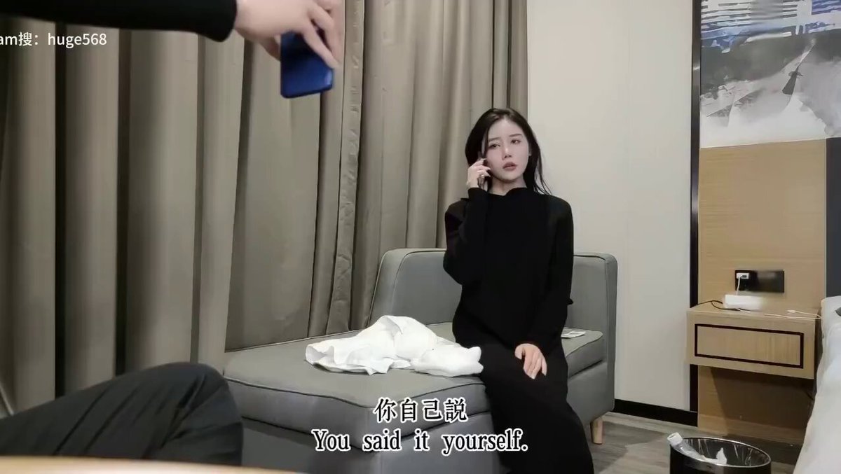 最后那30秒才是重点，女技师被当狗骂了，男主也很恶心，各种吐痰，不是谈吐，想不通这都能骂 