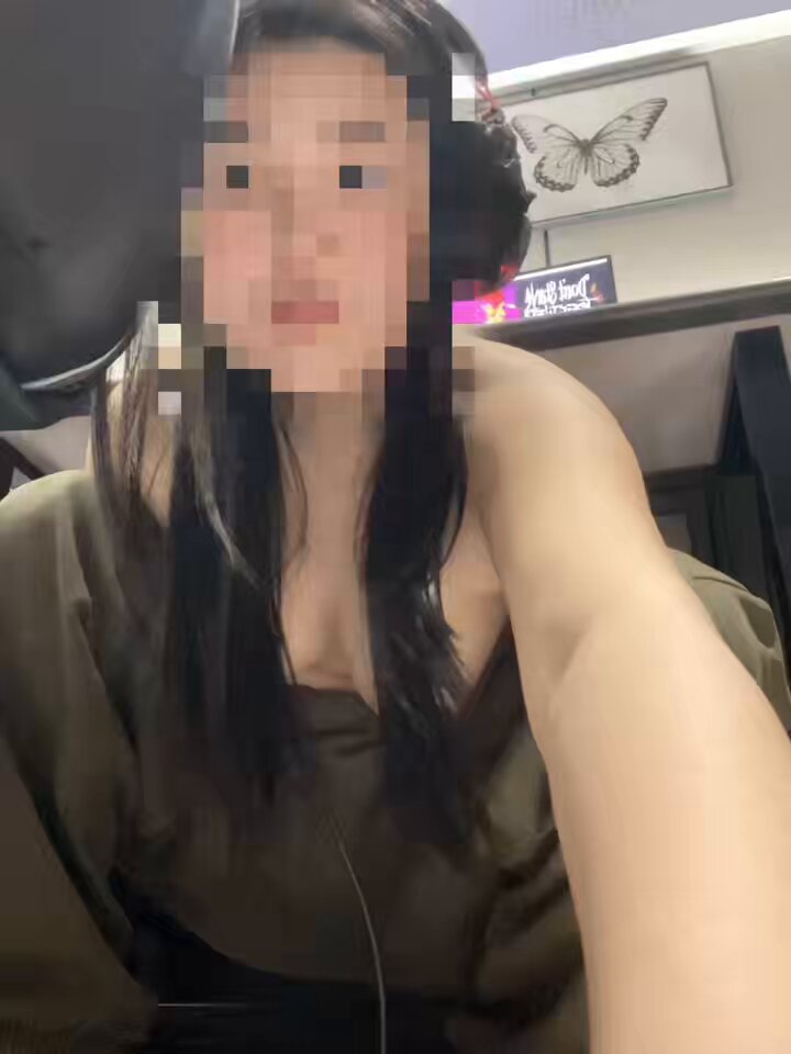 Long-haired beauty with headphones livestreams topless self-pleasure — huge breasts bouncing, irresistibly tempting!