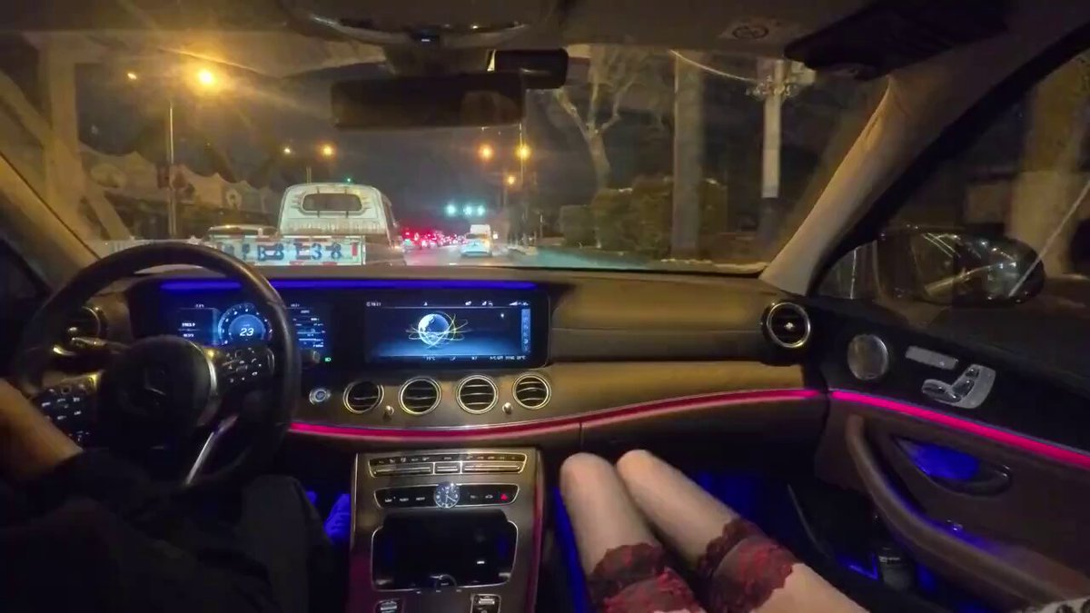 夜间豪车车震！美腿辣妹开车边玩穴高潮喷水