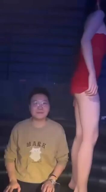 眼镜男跪舔长腿美女红裙诱惑 脸埋大腿间狂亲热辣福利