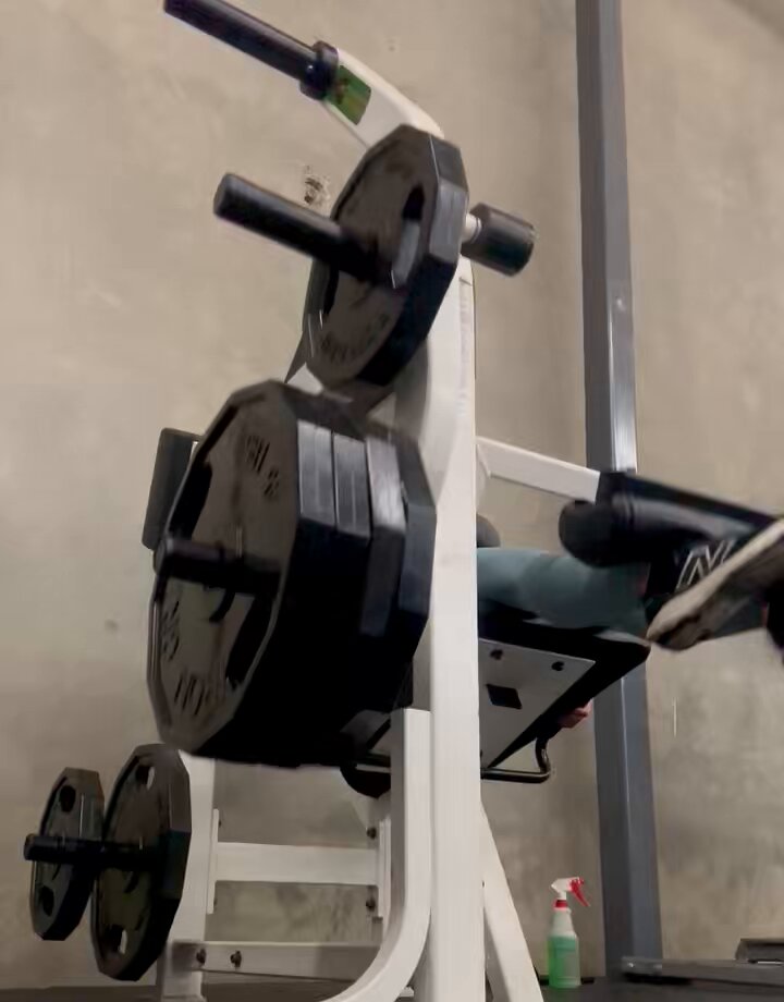 健身房腿举机狂野性爱！翘臀猛摇肉棒深插高潮喷汁