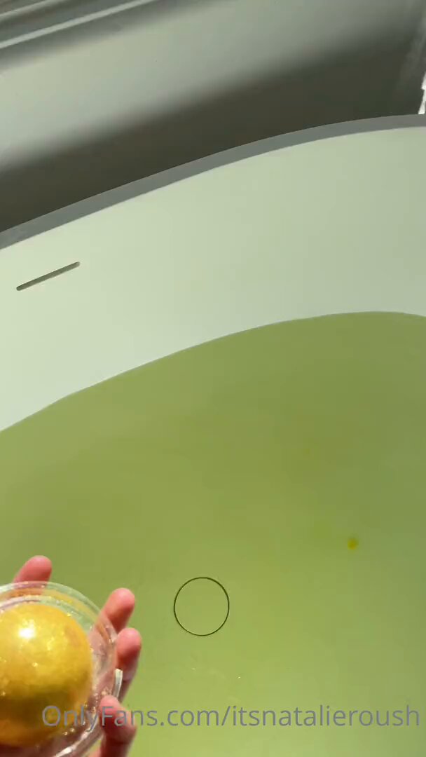 浴缸裸体美女揉奶翘臀泡沫诱惑秀