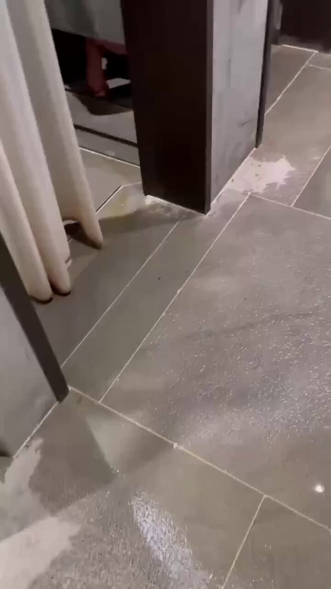 浴室偷窥骚货蹲坑大腿根喷尿狂射白浊汁