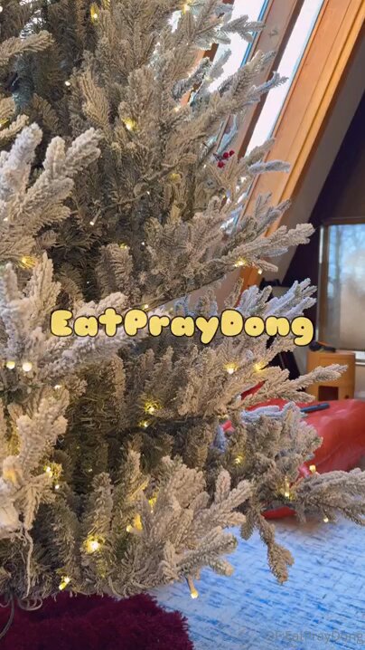 Eat Pray Dong Dong! Christmas Babe Gives Blowjob to a Big Cock and Gets Ravaged in Her Pussy