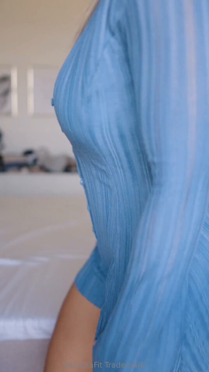 MissMimiの青い衣装の爆乳誘惑！ベッドでのプリッとヒップ＆巨乳揺れショー