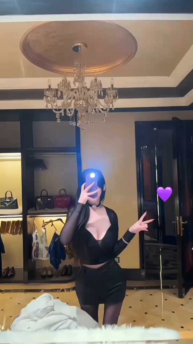 豪宅黑丝女神自拍诱惑！深V爆乳翘臀摇摆秀